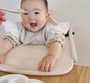 02食べる赤ちゃん